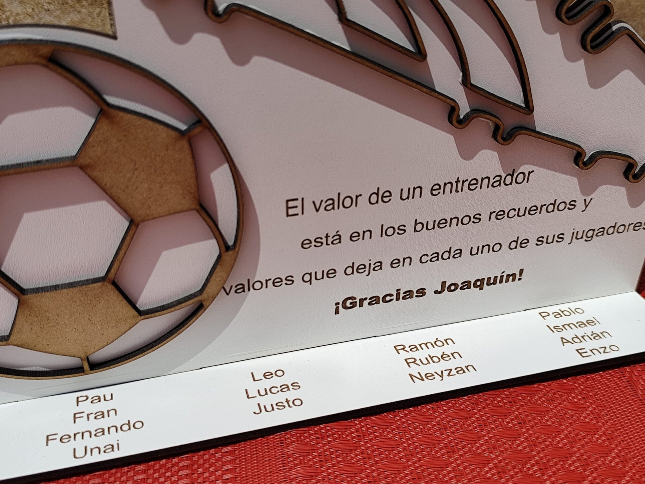 Detalle personalizado entrenador de fútbol en madera con dedicatoria - 2