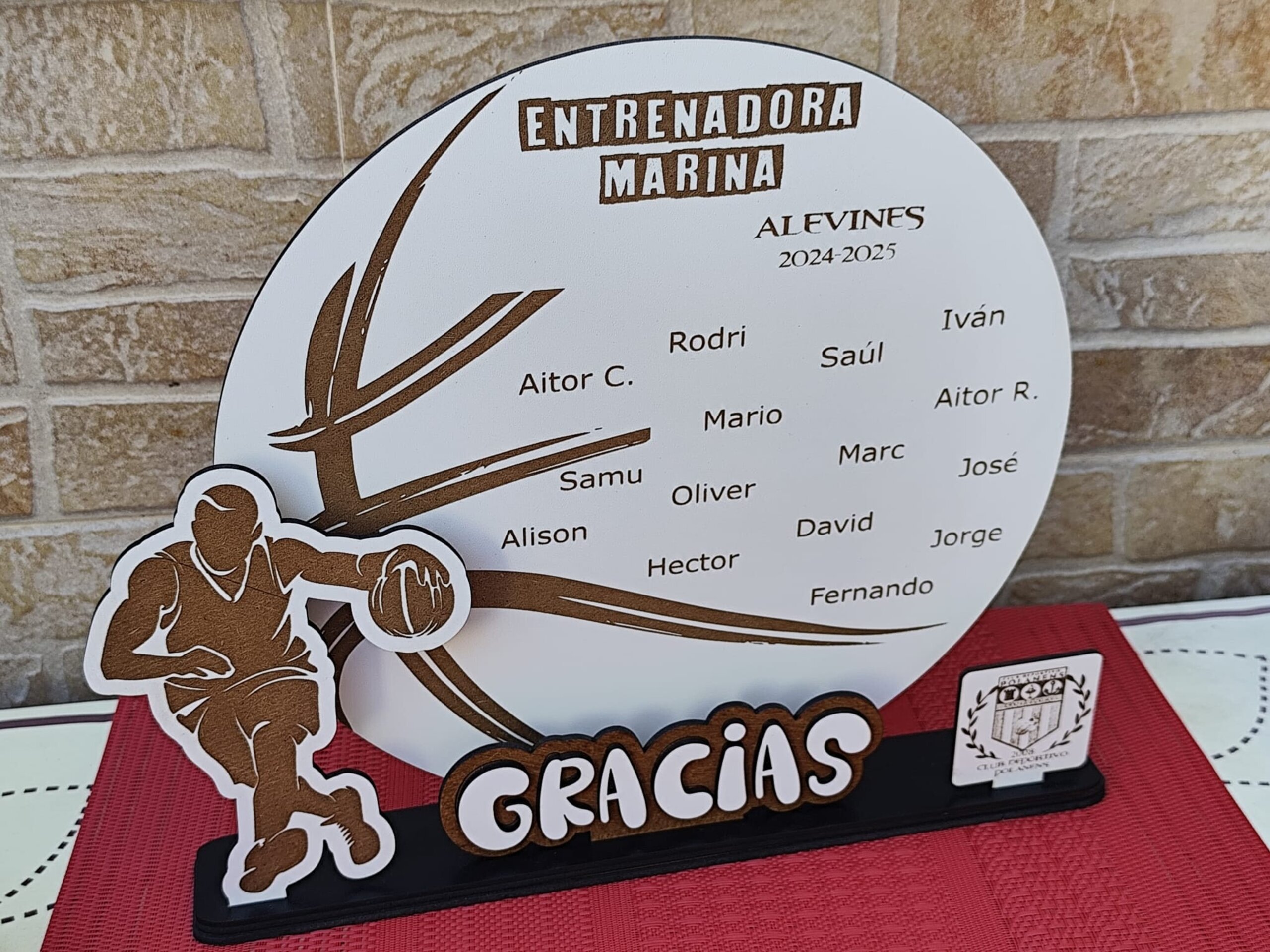 Detalle personalizado para entrenador de equipo deportivo en madera - 1