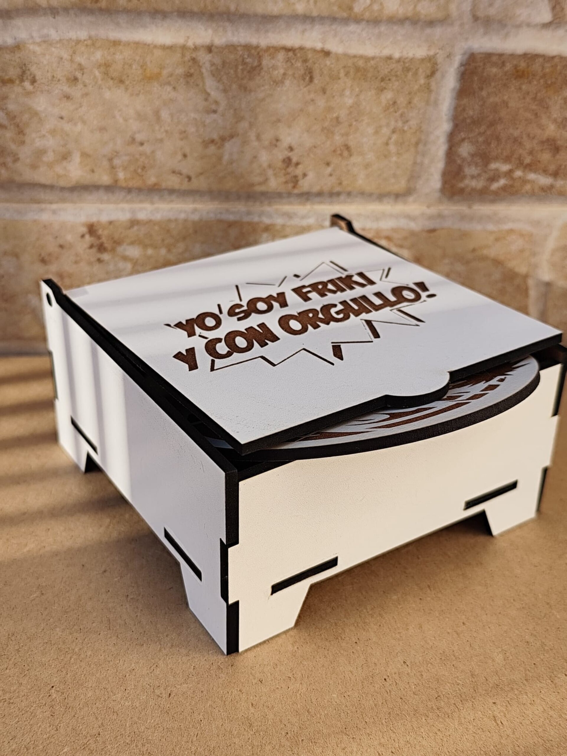 Set de posavasos frikis en madera con caja grabada - 4