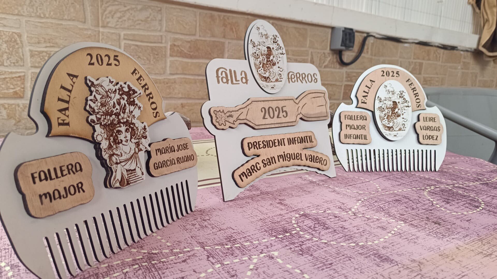 Peinetas y placa de madera personalizadas para Falleras y Presidentes - 3
