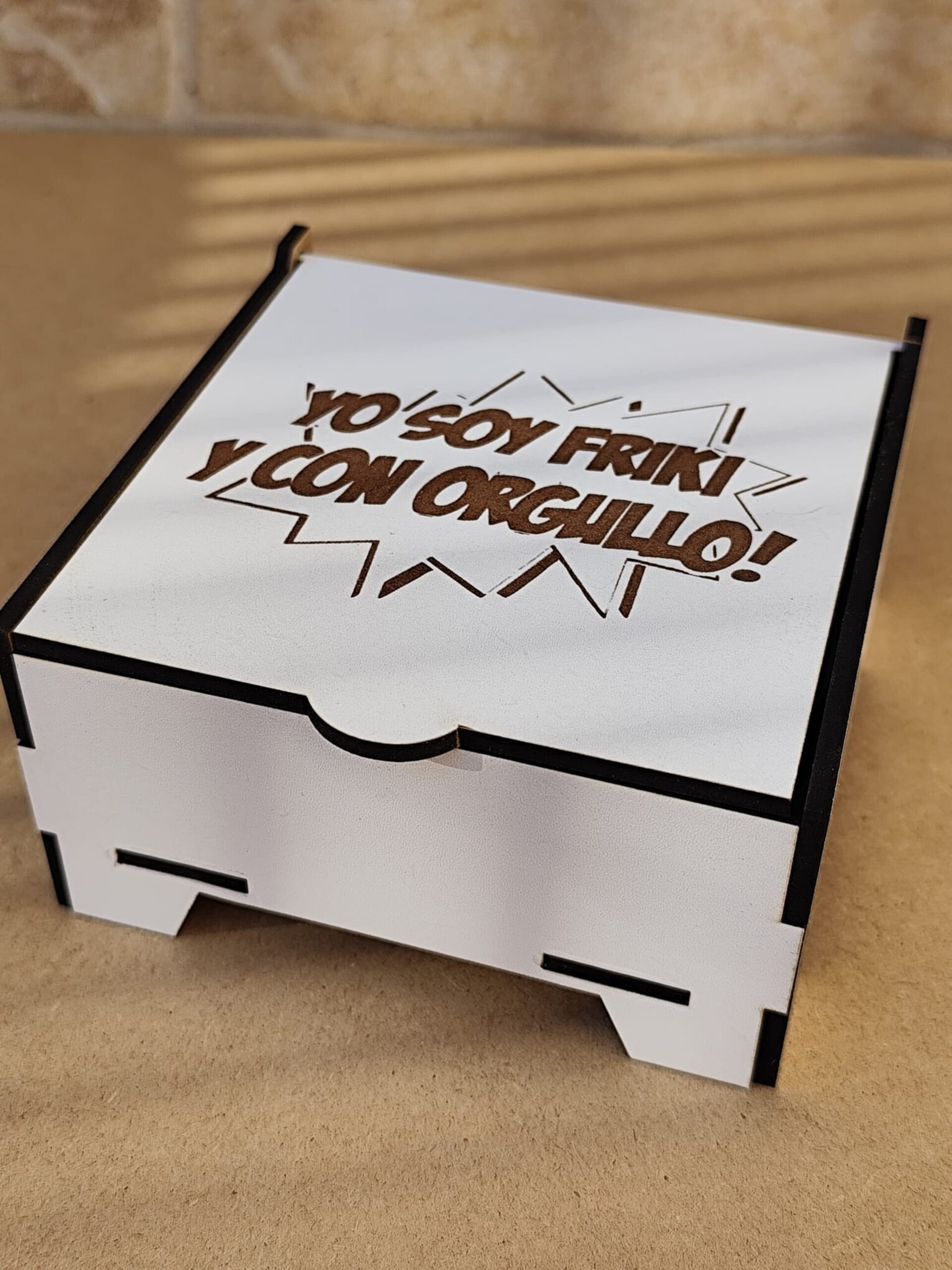 Set de posavasos frikis en madera con caja grabada - 2