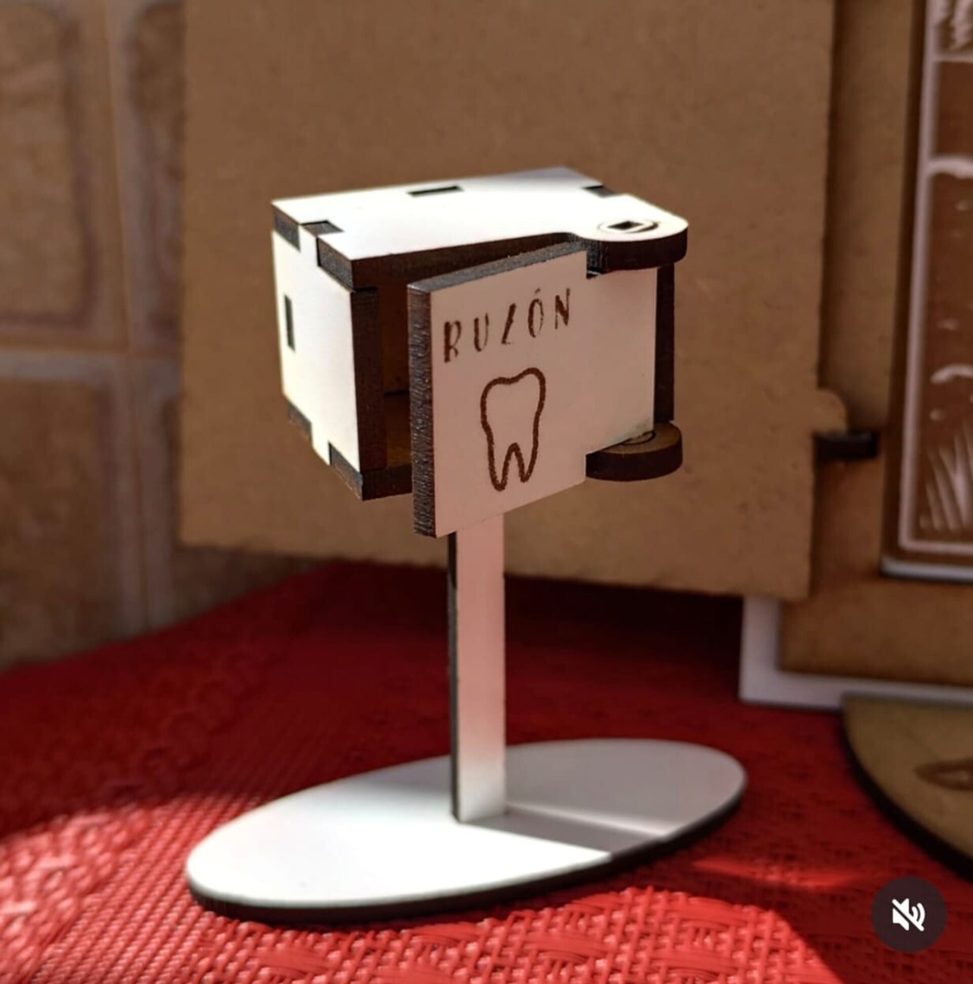 Puerta Ratón Pérez en madera con buzón y accesorios - 4