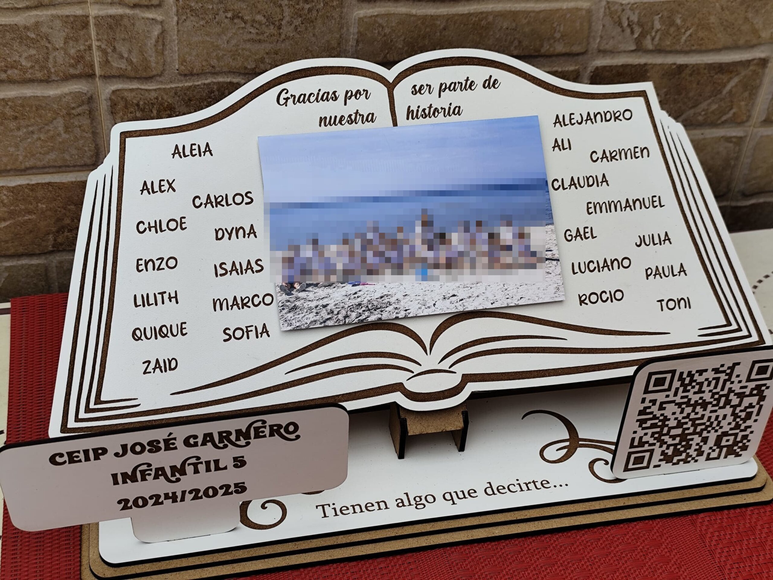 Libro de madera personalizado con foto y QR para profesores - 2