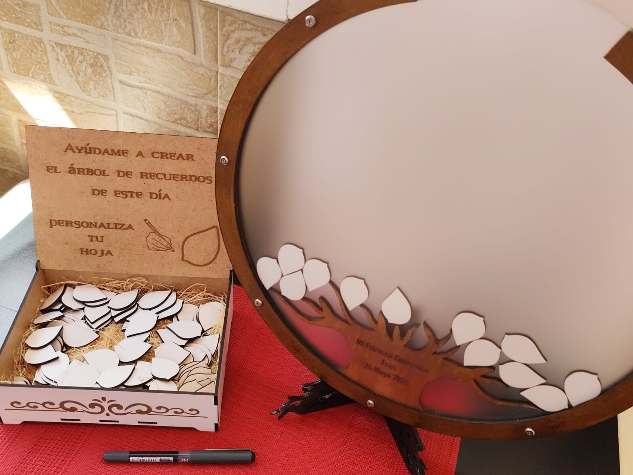 Árbol de huellas de madera personalizado para eventos - 4