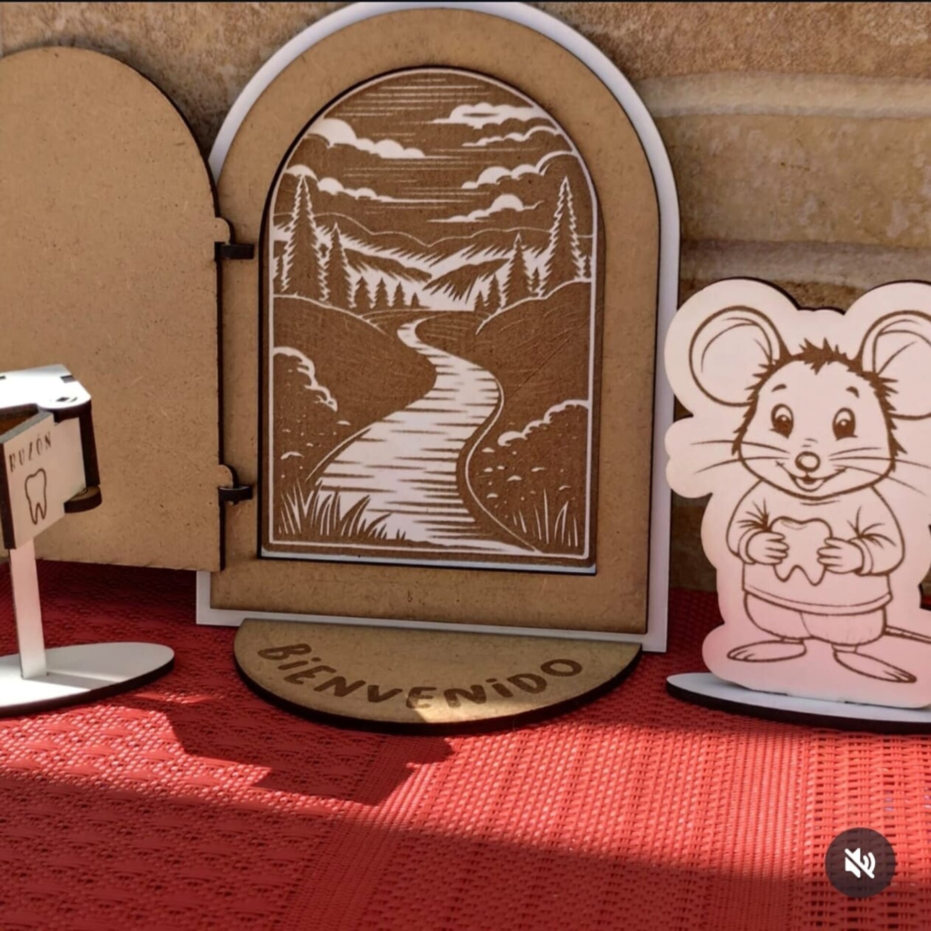 Puerta Ratón Pérez en madera con buzón y accesorios - 1