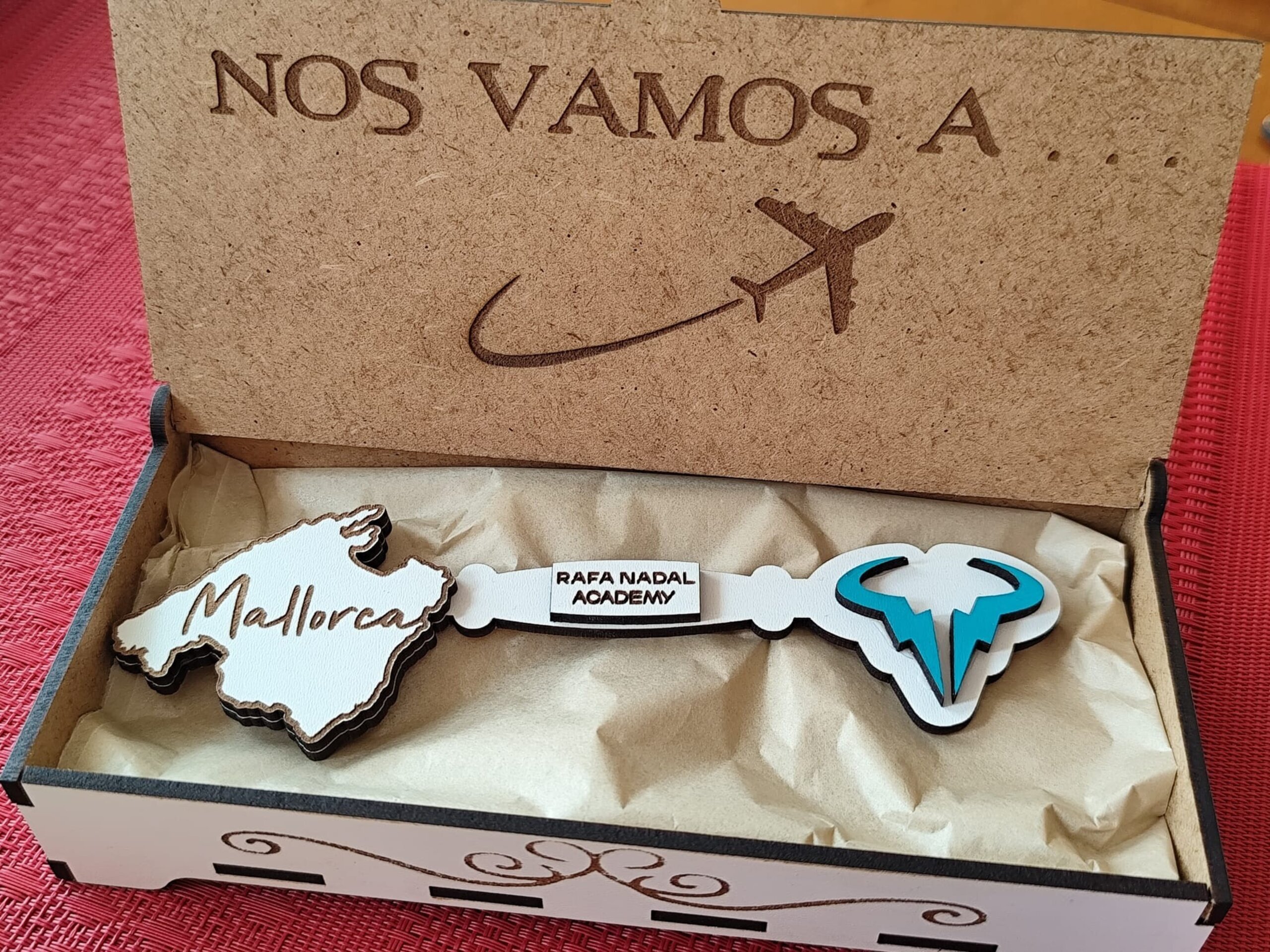 Llave de madera personalizada con caja regalo “Nos vamos a…” - 2