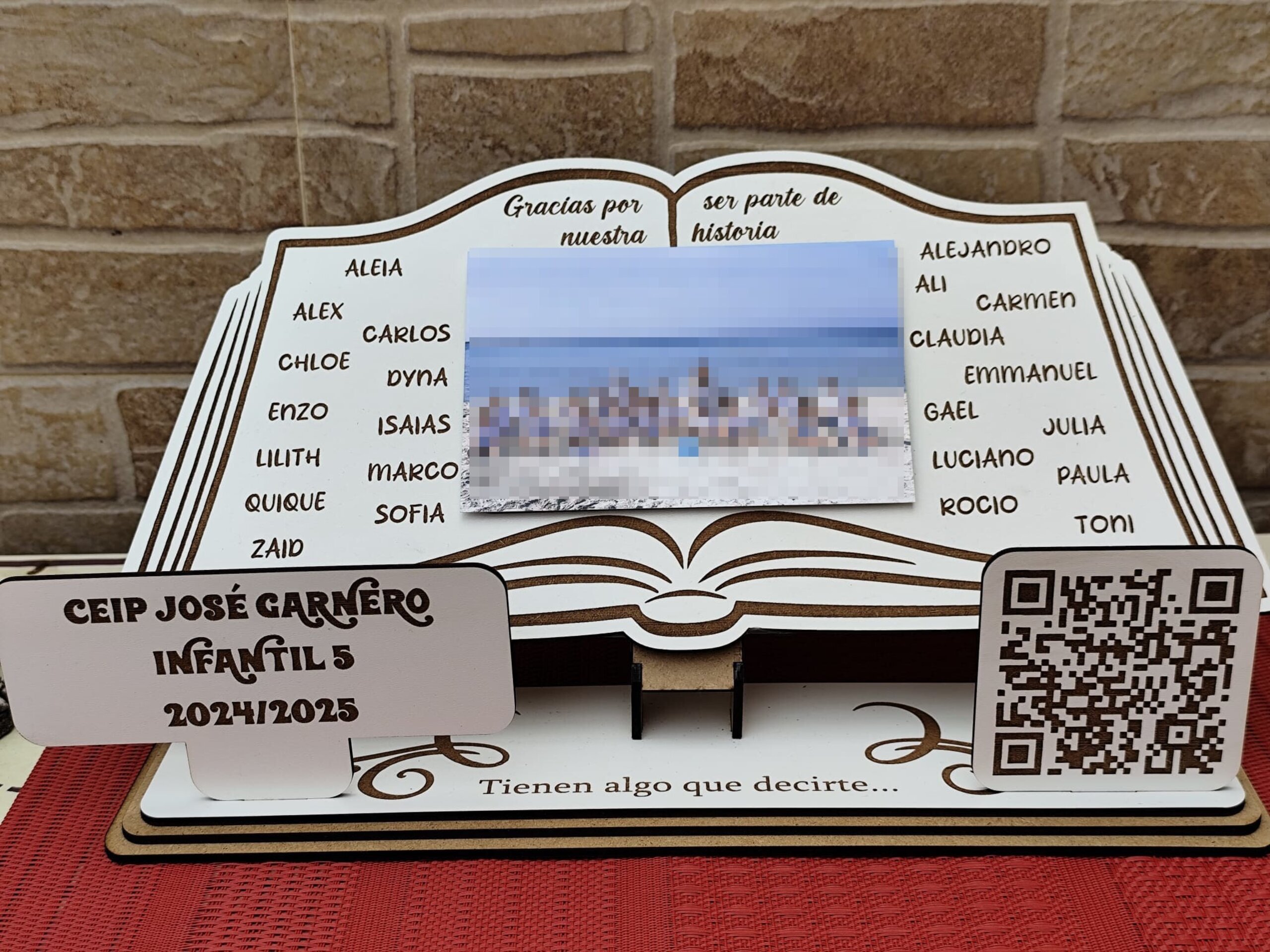 Libro de madera personalizado con foto y QR para profesores - 4