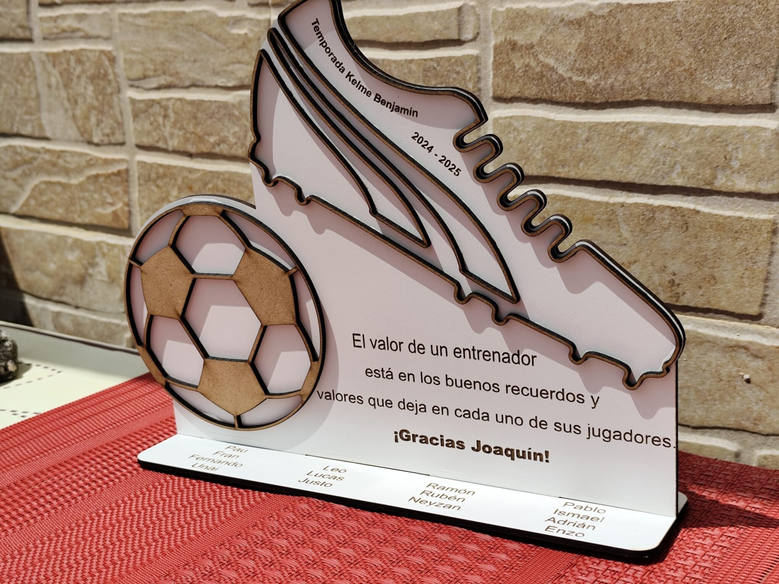 Detalle personalizado entrenador de fútbol en madera con dedicatoria - 4
