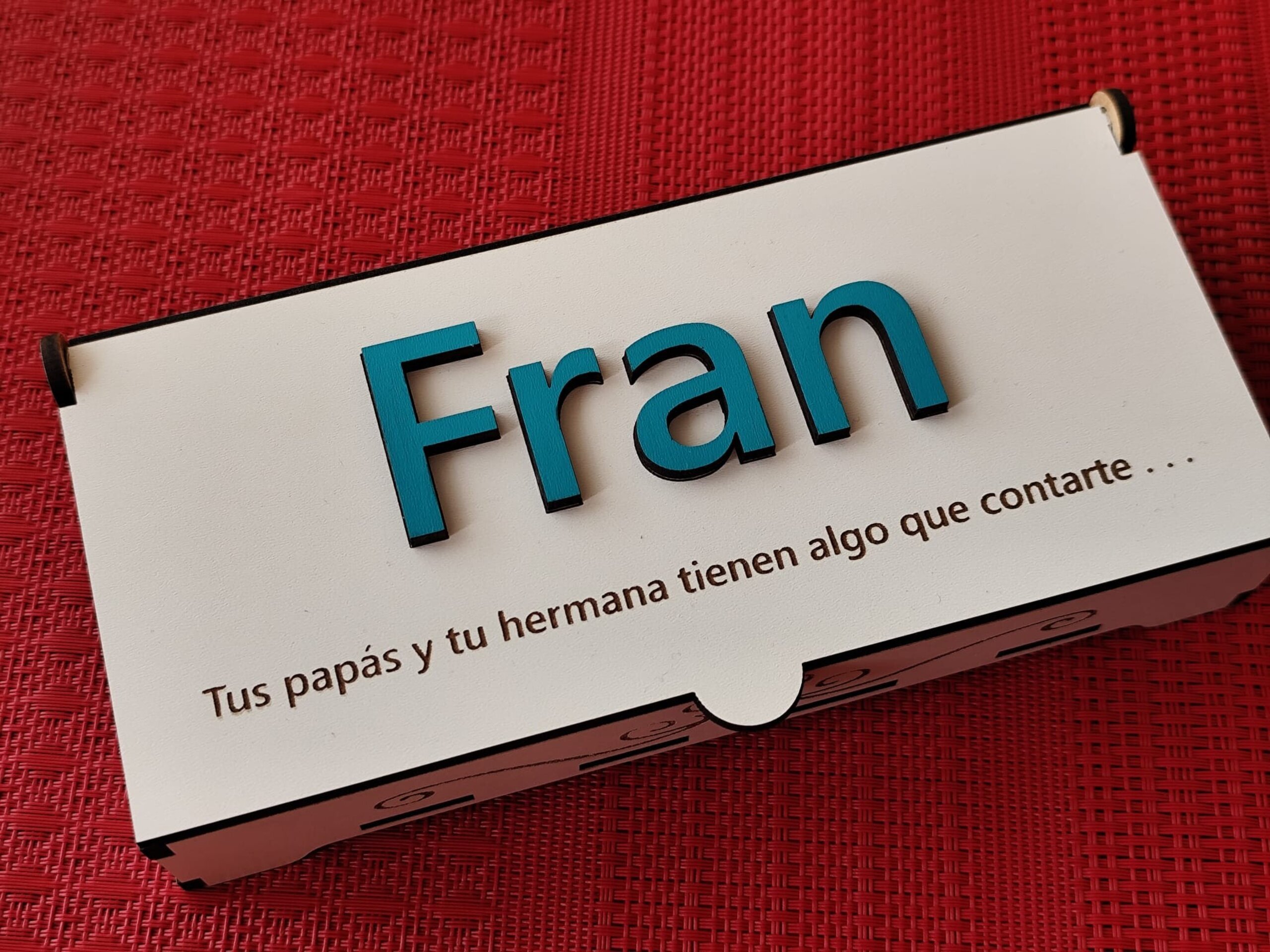 Llave de madera personalizada con caja regalo “Nos vamos a…” - 1
