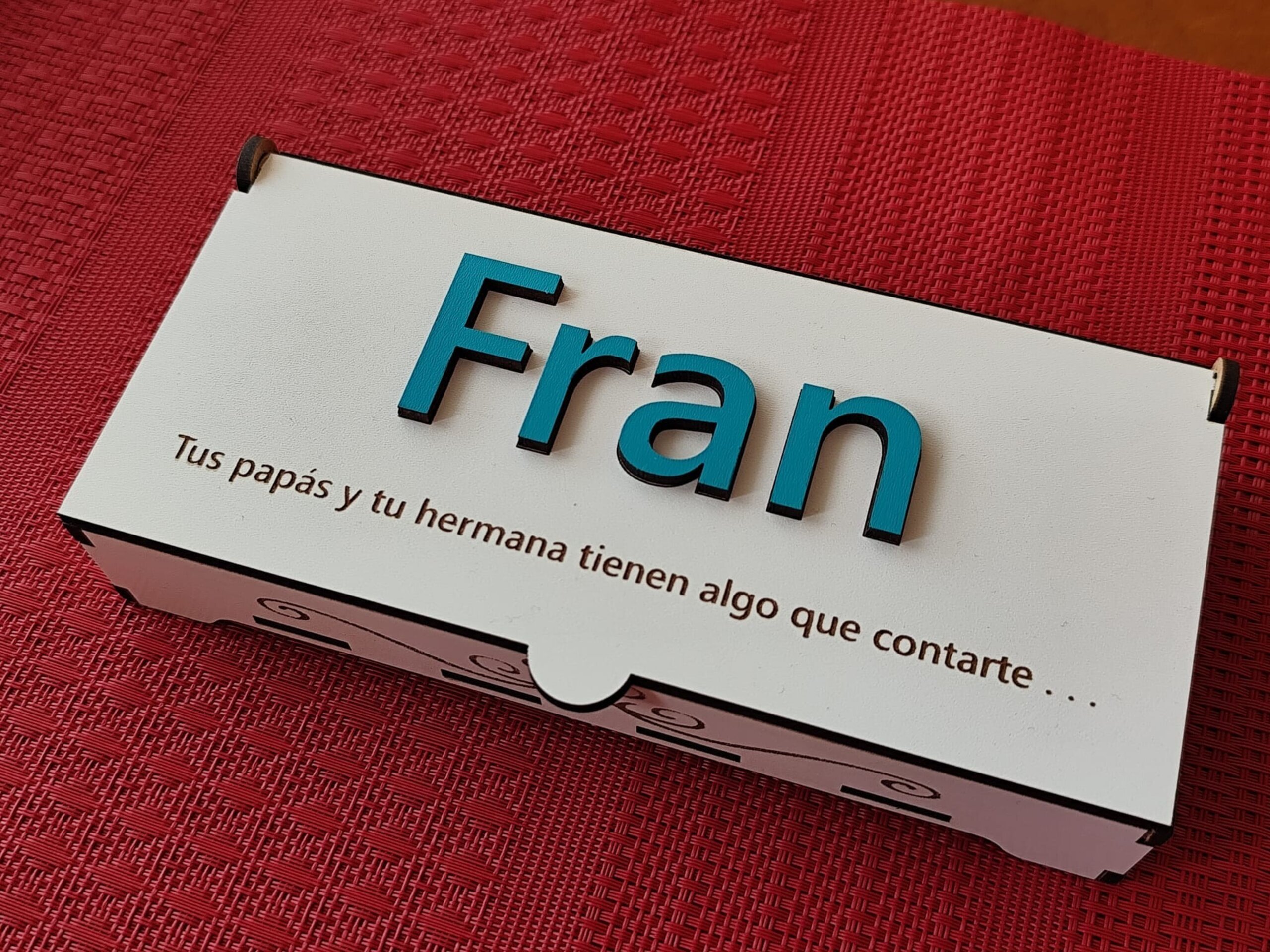 Llave de madera personalizada con caja regalo “Nos vamos a…” - 3