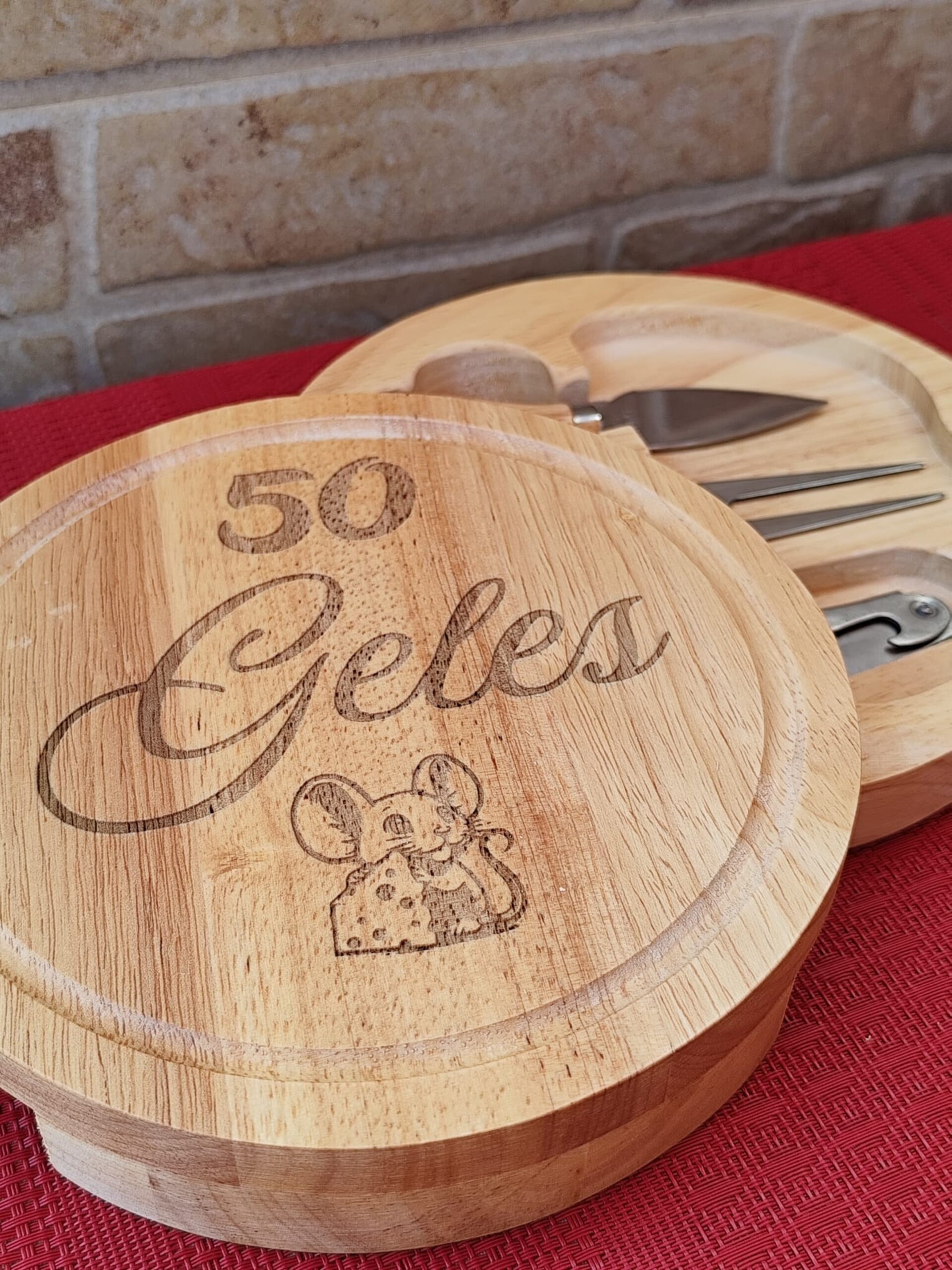 Tabla de quesos de madera personalizada con accesorios - 1