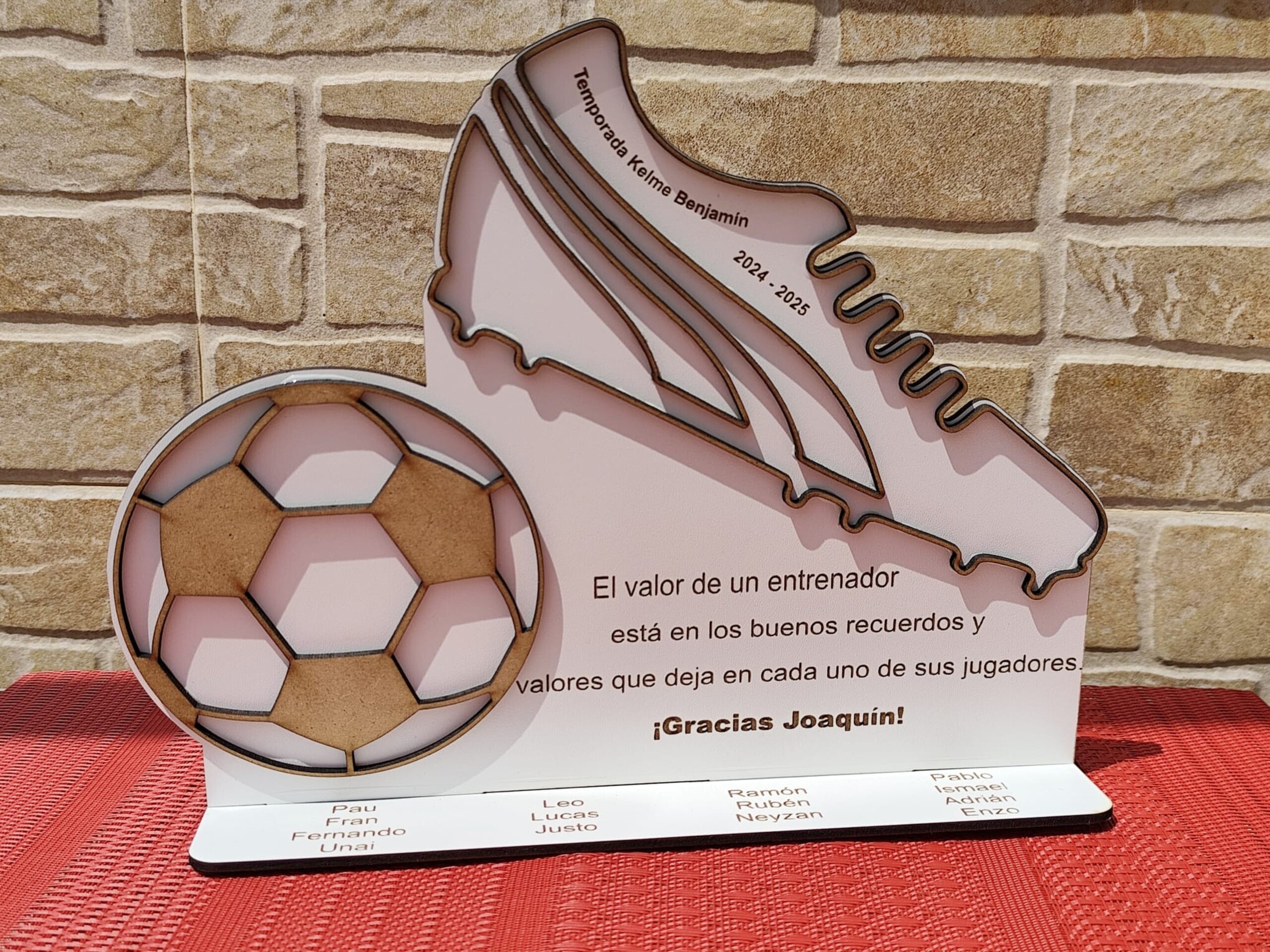 Detalle personalizado entrenador de fútbol en madera con dedicatoria - 1
