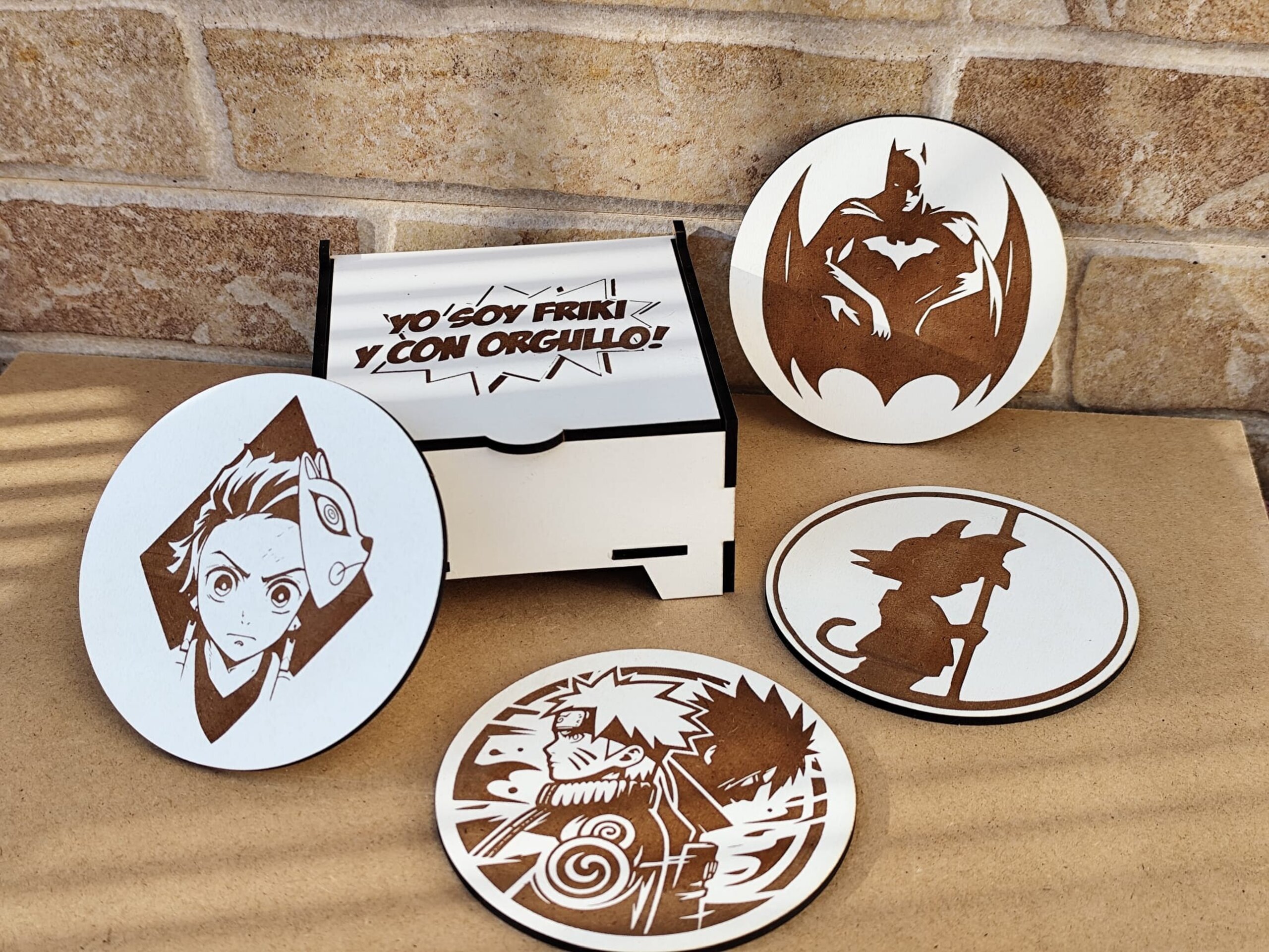 Set de posavasos frikis en madera con caja grabada - 1